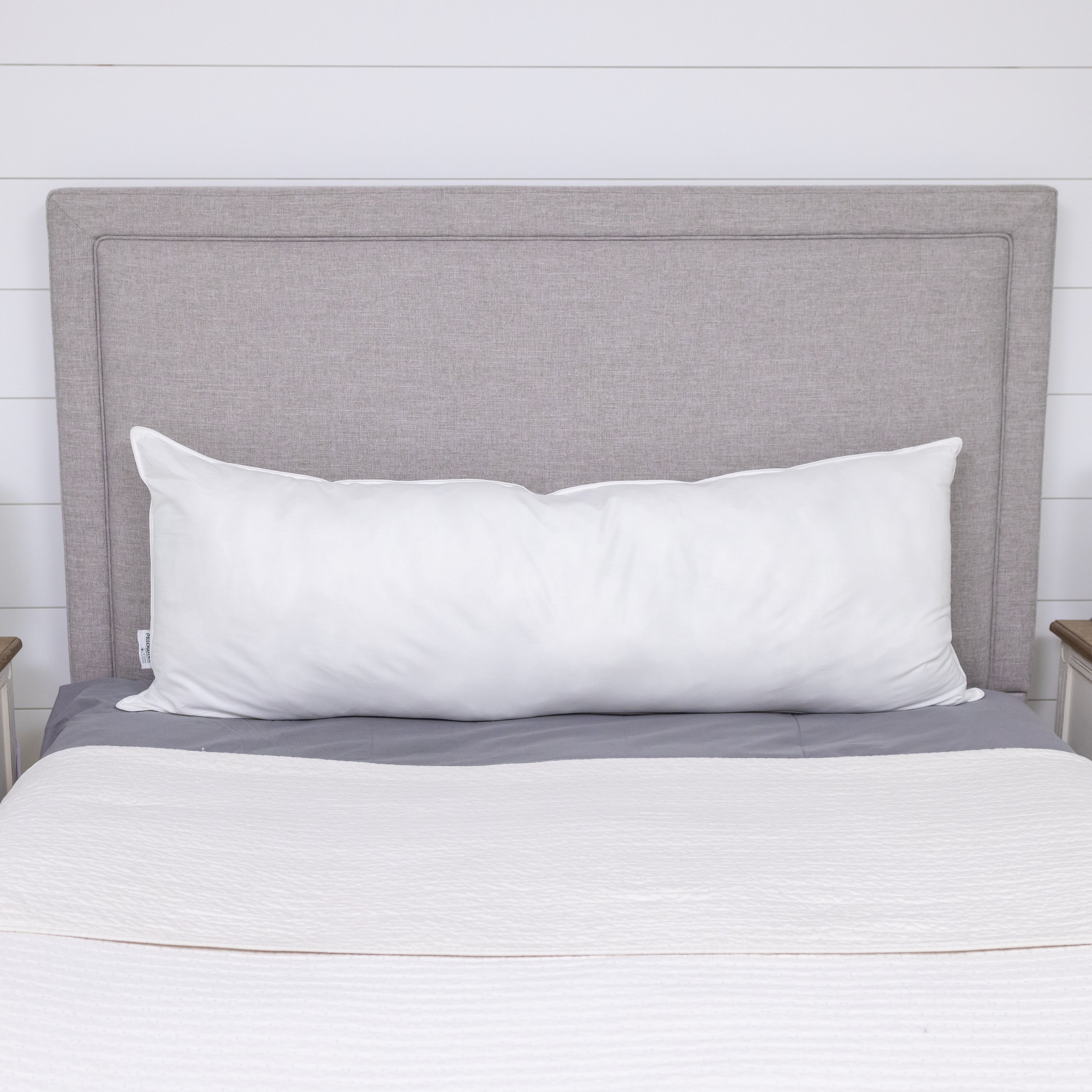 Pillowtex Premium Polyester Body Pillow | Mittlerer Halt