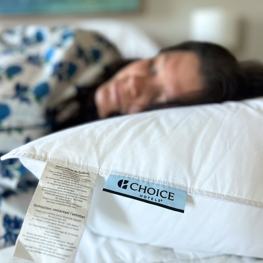 Blau Label Firm Pillow | Ausgestellt bei Many Choice® Hotel Brands
