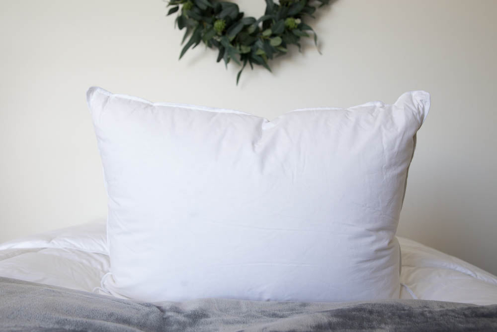 Down Etc. Luxury Goose Down Pillow | Mittlerer Halt