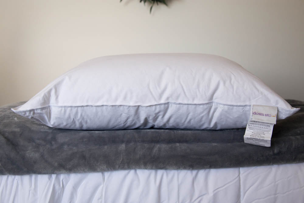 Down Etc. Luxury Goose Down Pillow | Mittlerer Halt